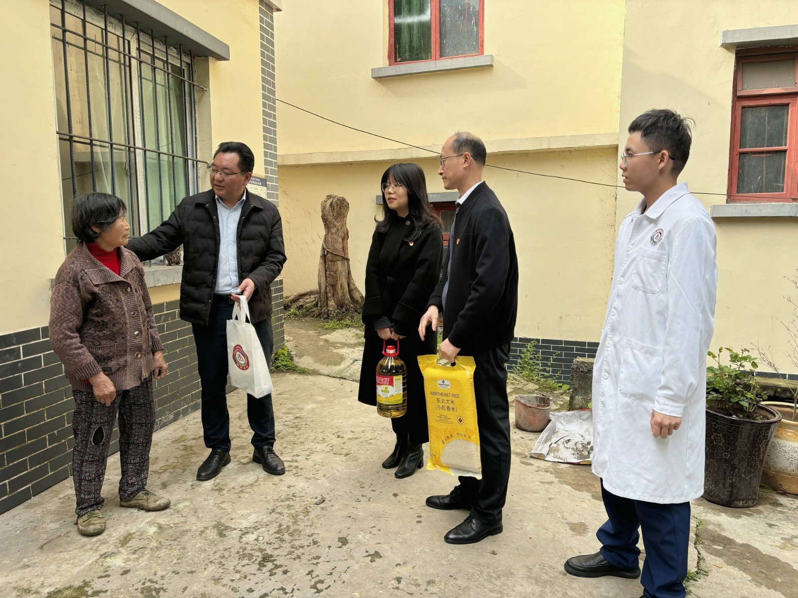 重庆华西牙科党支部携手渝北区玉峰山镇